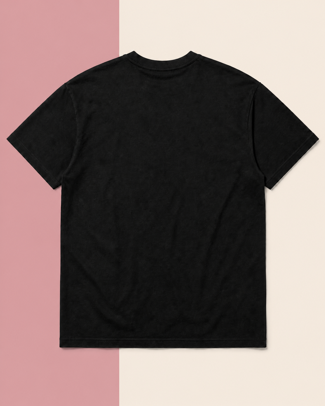 Tee Invitation — tee-shirt noir vu de dos, impression « CE TEE-SHIRT EST UNE INVITATION. »